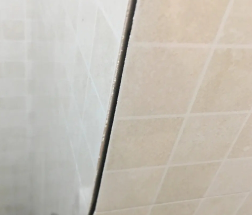 东阿瓷砖空鼓维修公司分享阳台瓷砖脱落的修复过程可以分为以下几个步骤