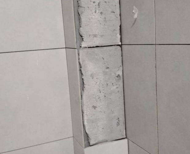 东阿瓷砖空鼓维修公司分享下瓷砖施工前基层浇水润湿程度不足，可能导致以下问题